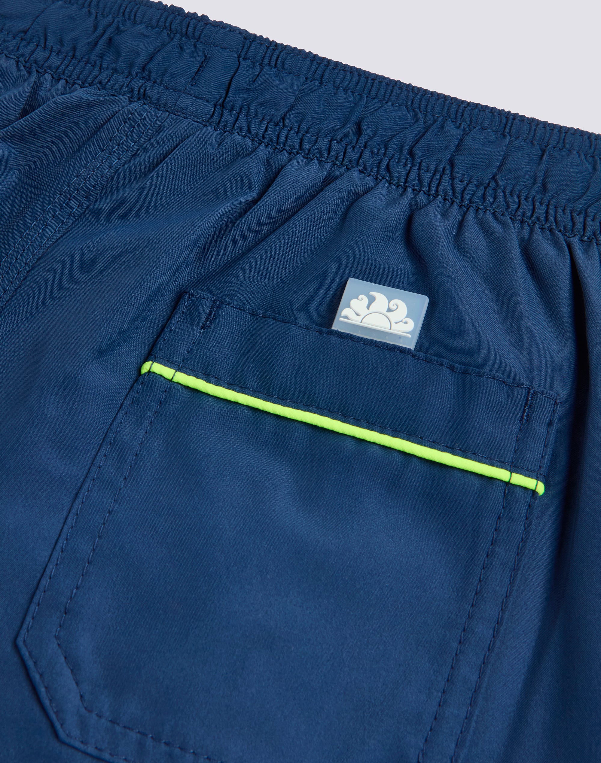 COSTUME DA BAGNO BAMBINO LUNGO IN POLIESTERE RICICLATO REPREVE® CON SCRITTA LATERALE - Image 3