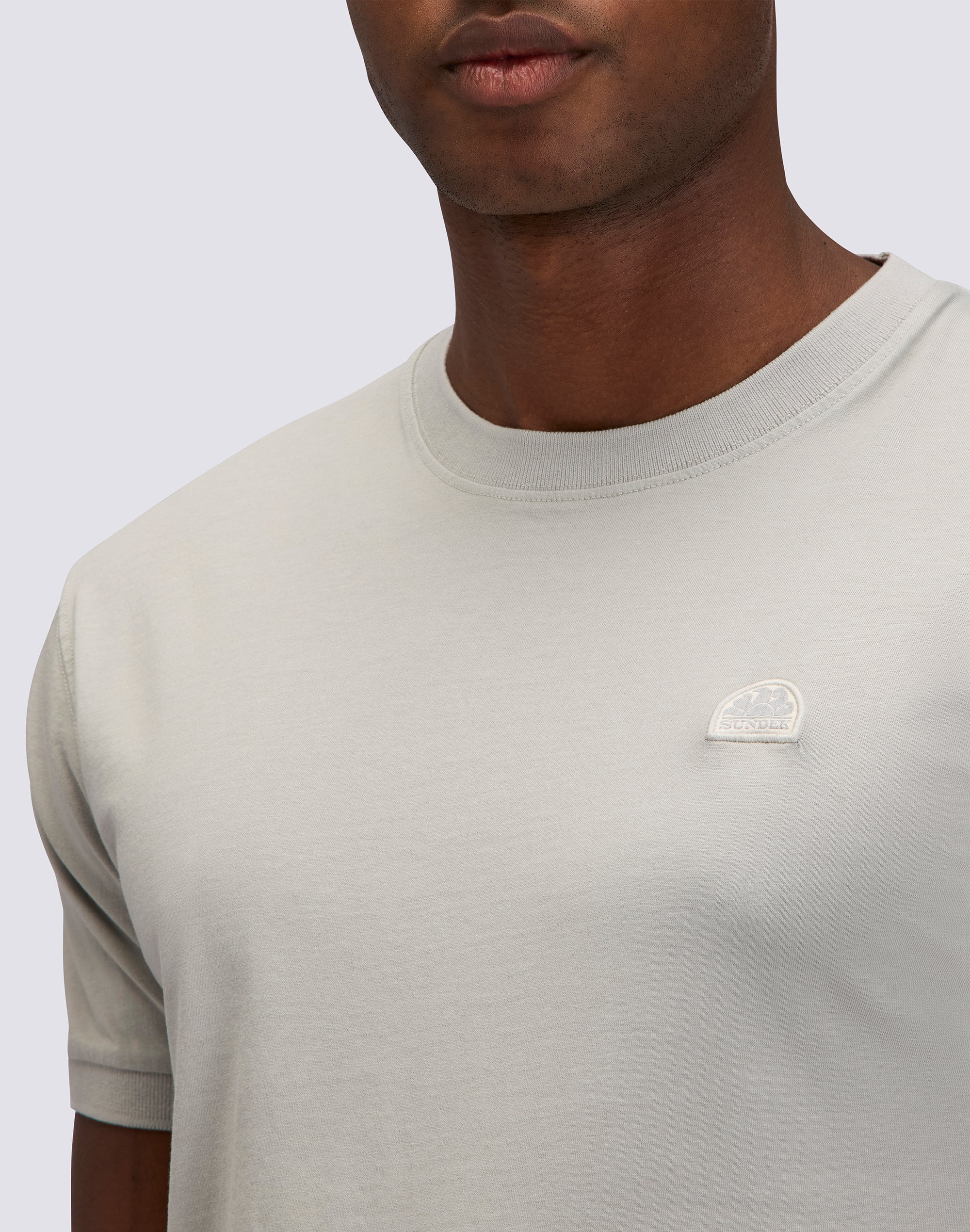 T-SHIRT UOMO NEW DEY A GIROCOLLO TINTO CAPO CON LOGO - Image 4