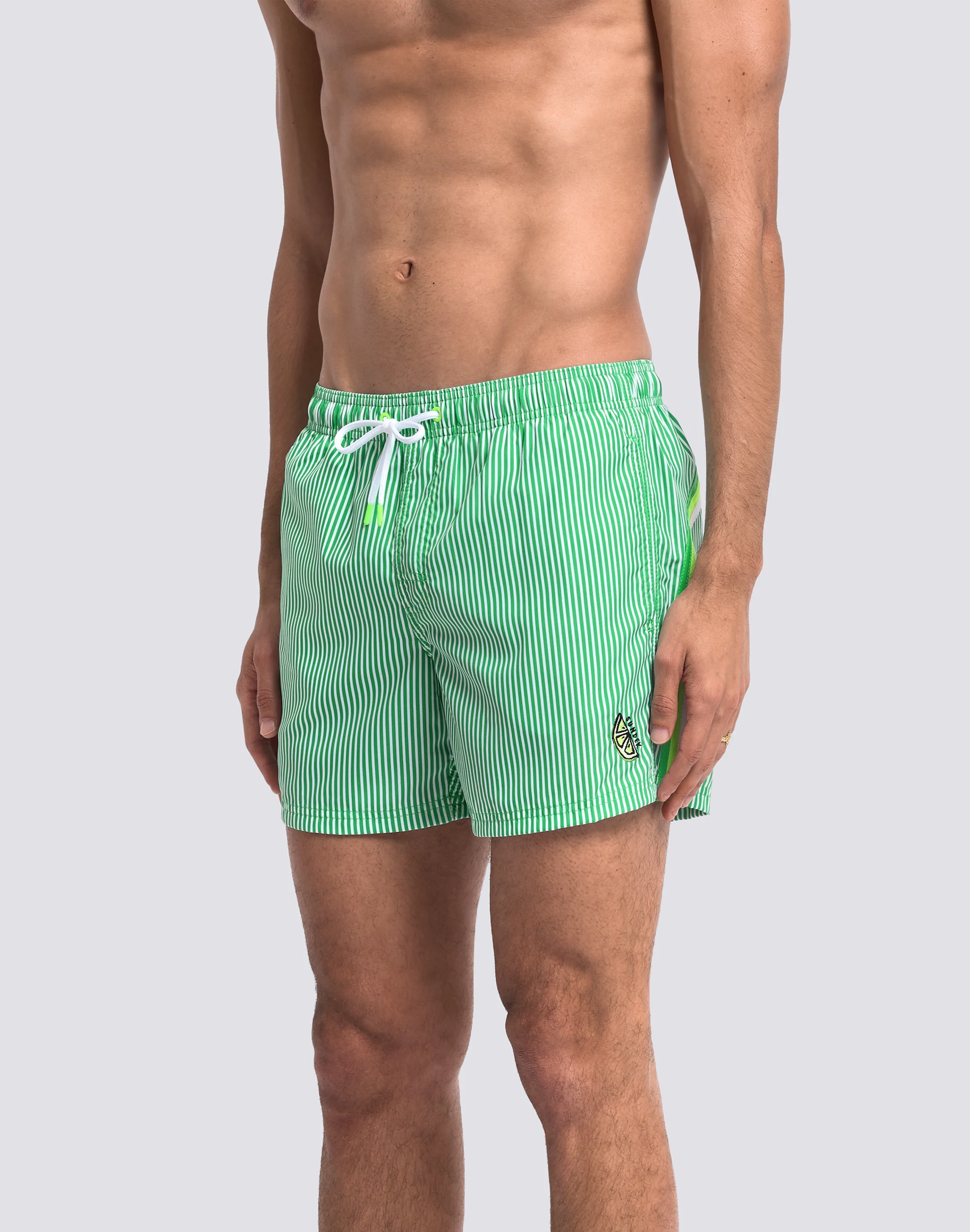 COSTUME DA BAGNO UOMO CORTO VITA ELASTICATA POLIESTERE RICICLATO REPREVE® CON STAMPA A RIGHE JUICY STRIPES CON RICAMO FRUTTA - Image 4