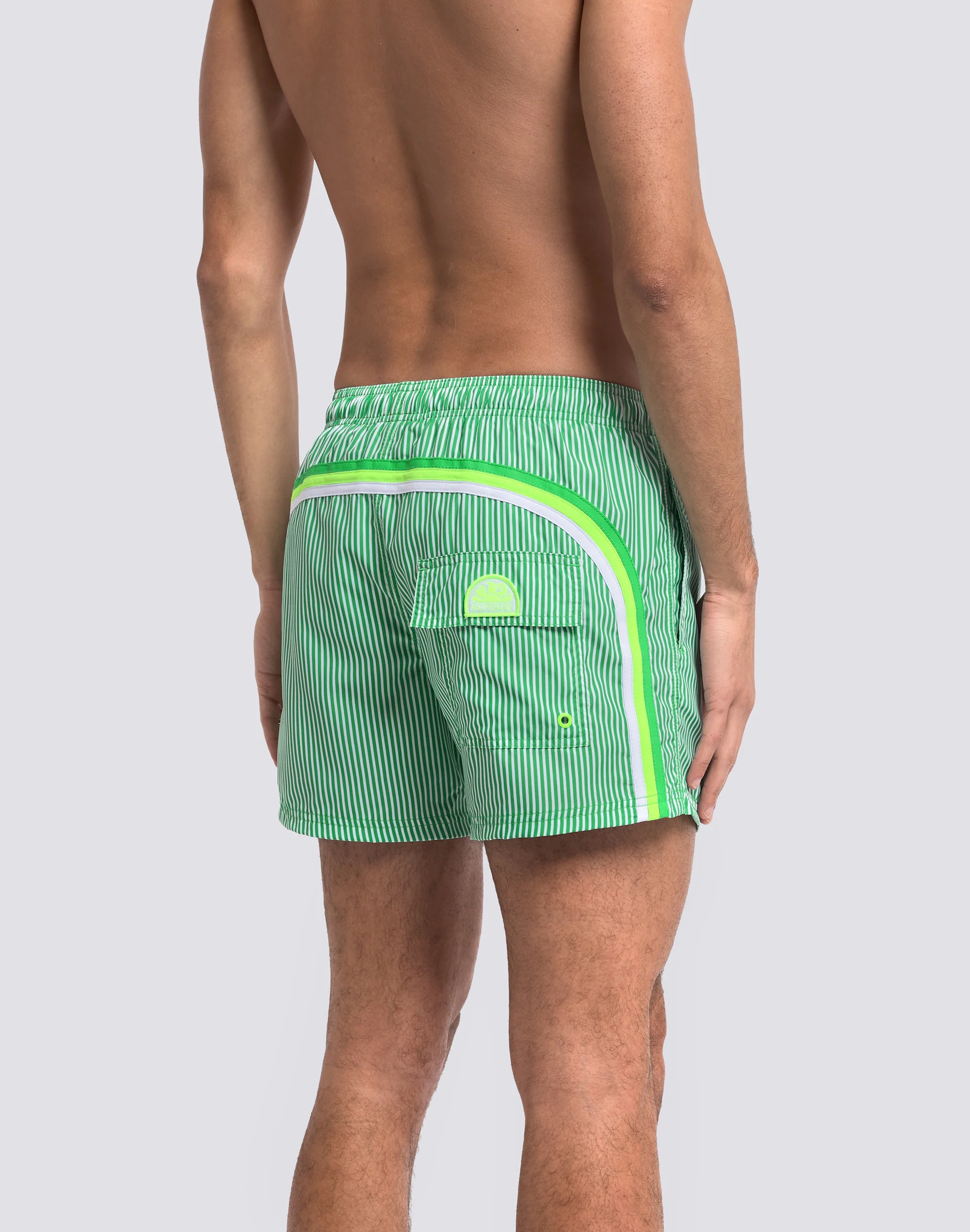 COSTUME DA BAGNO UOMO CORTO VITA ELASTICATA POLIESTERE RICICLATO REPREVE® CON STAMPA A RIGHE JUICY STRIPES CON RICAMO FRUTTA - Image 5