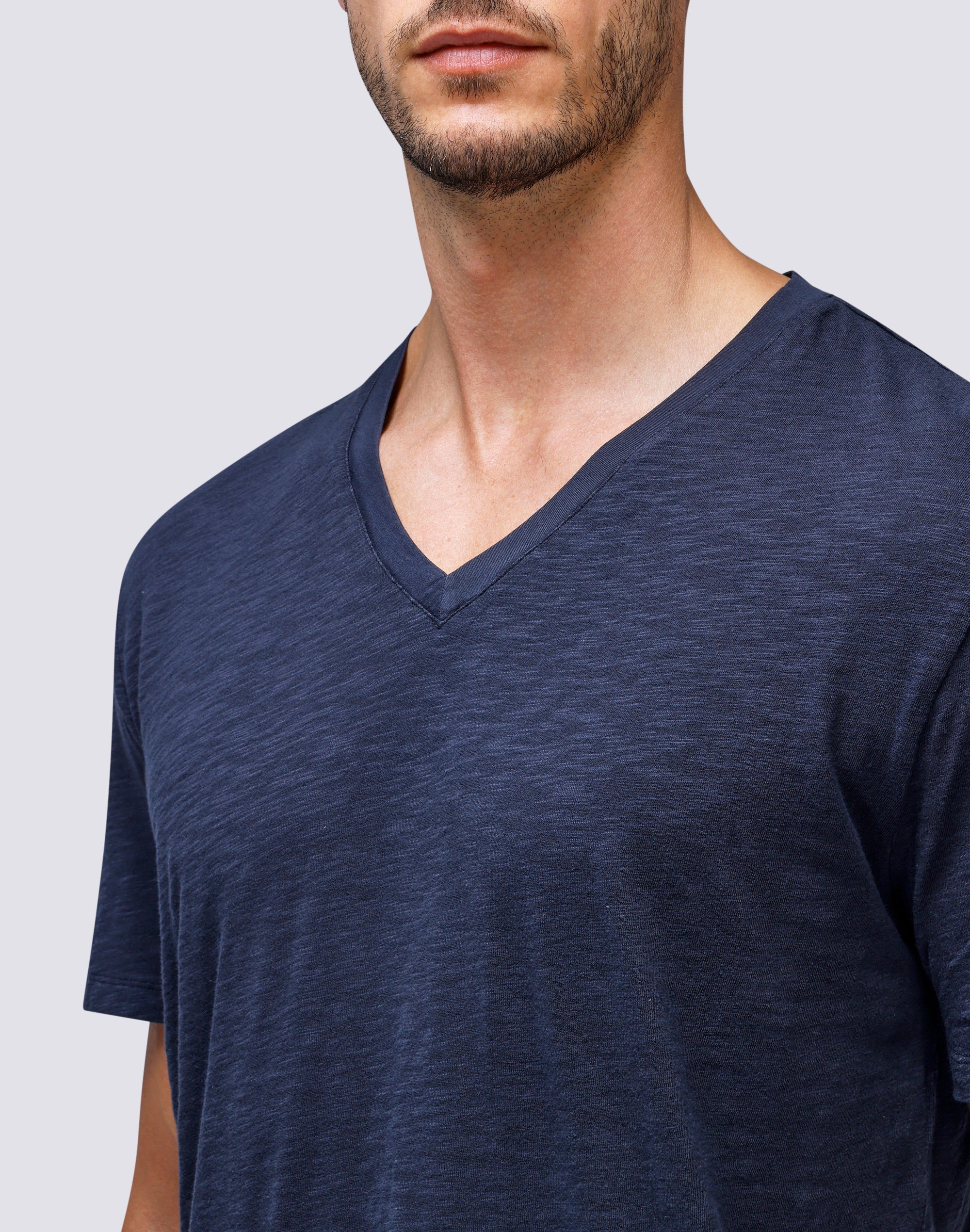 T-SHIRT TINTO CAPO CON SCOLLO A V - Image 4