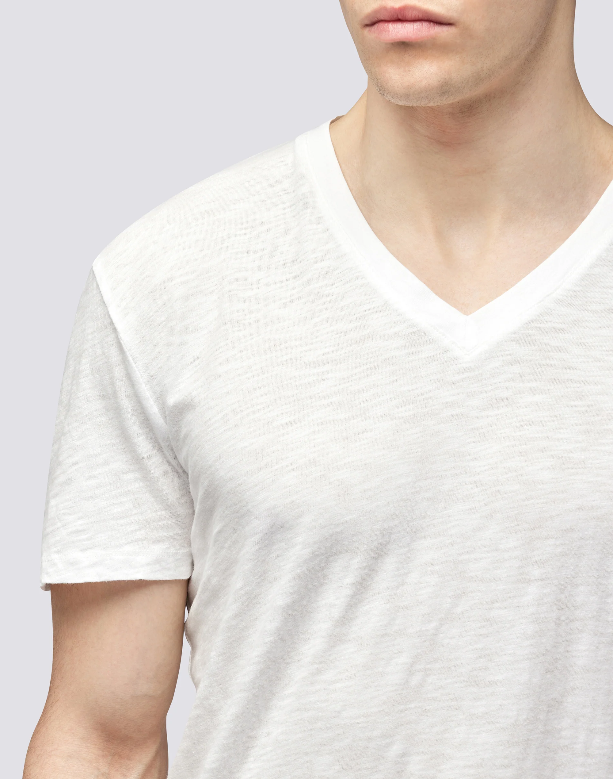 T-SHIRT TINTO CAPO CON SCOLLO A V - Image 4