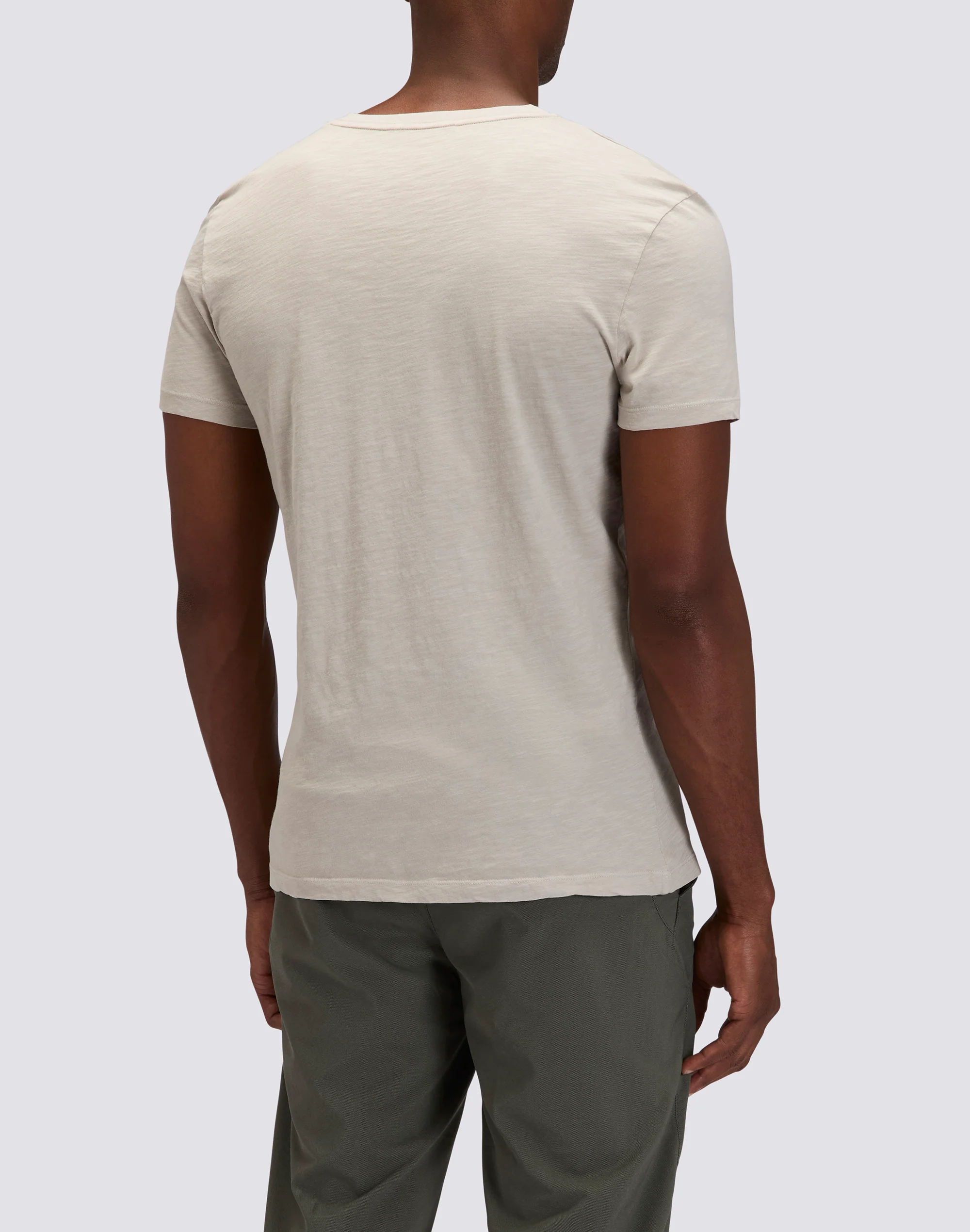 T-SHIRT TINTO CAPO CON SCOLLO A V - Image 2