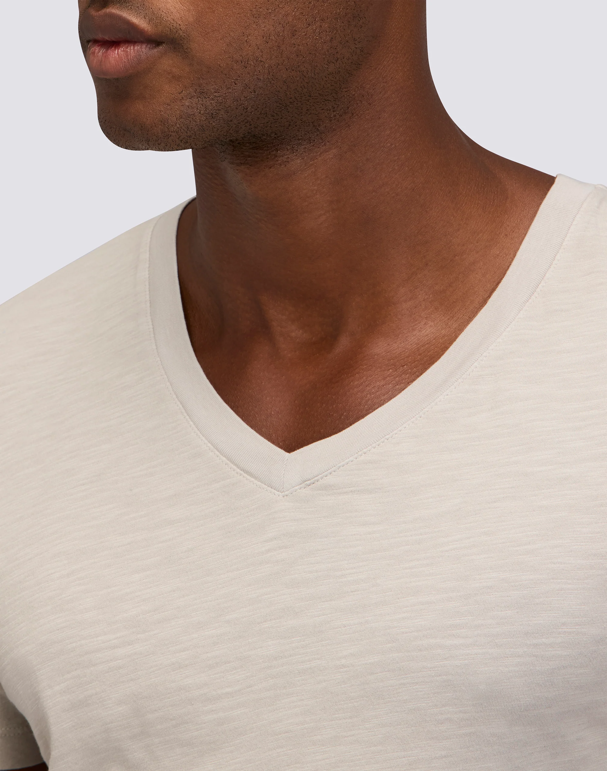 T-SHIRT TINTO CAPO CON SCOLLO A V - Image 4