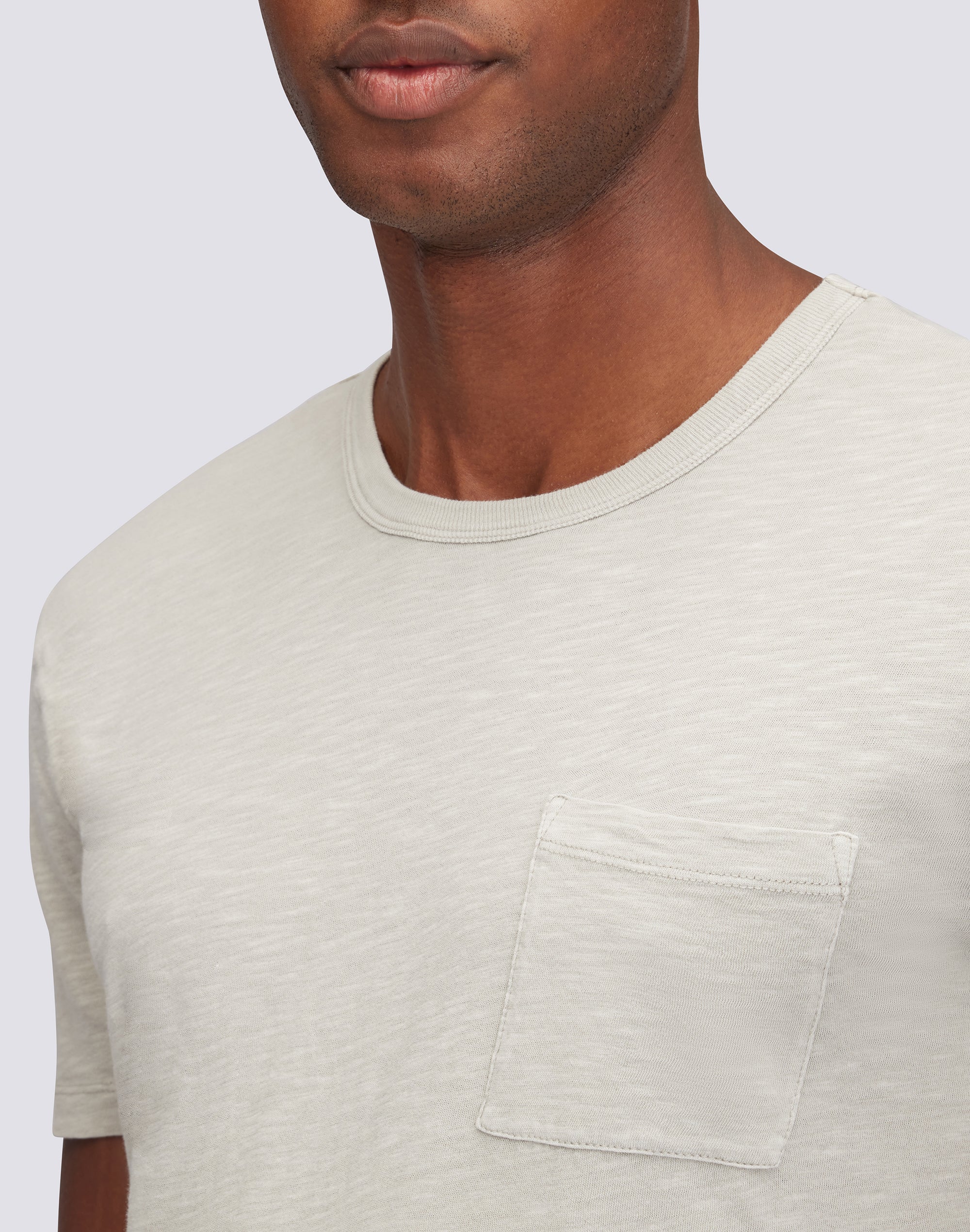 T-SHIRT CON TASCA TINTO CAPO - Image 2