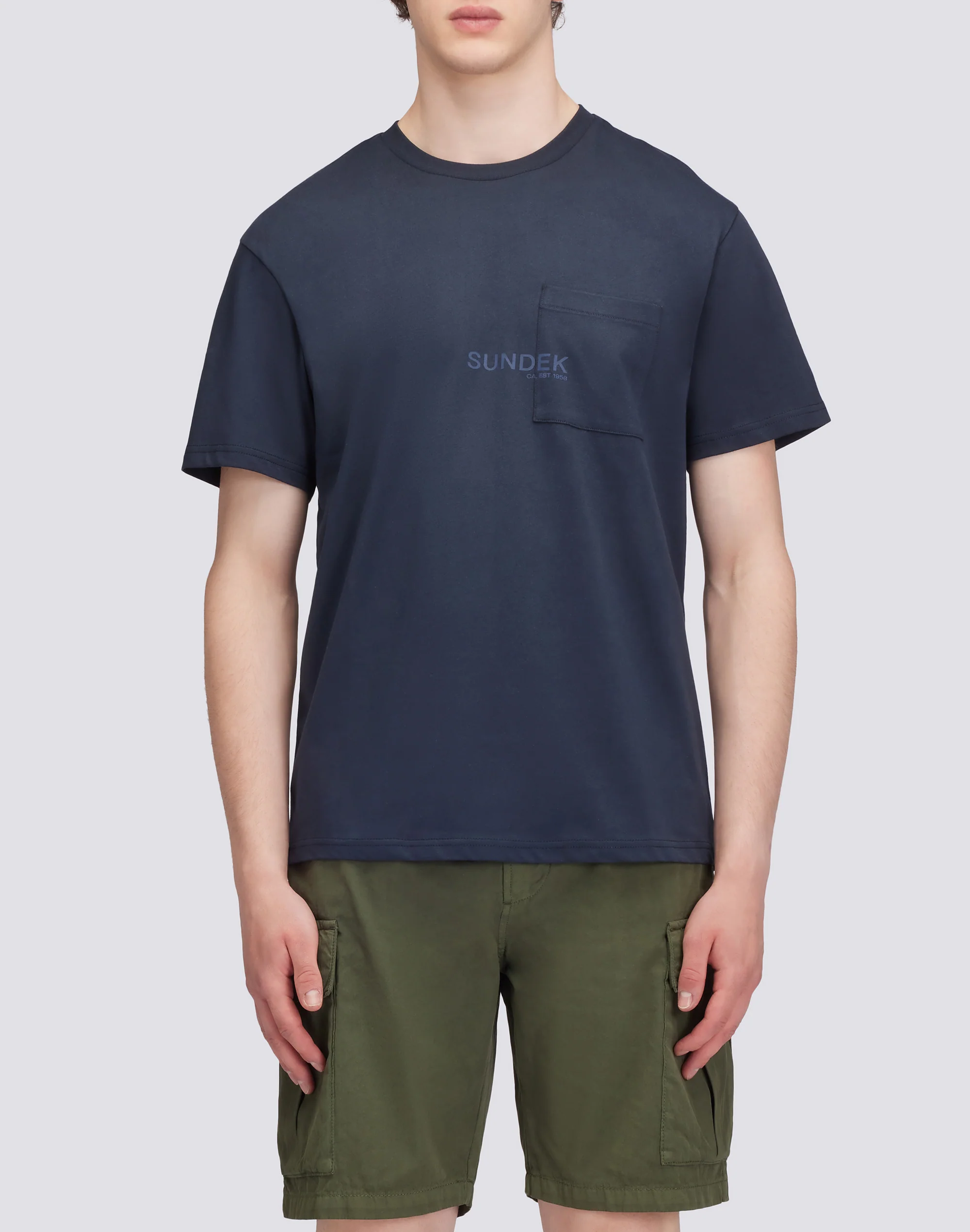 T-SHIRT CON TASCA E STAMPA