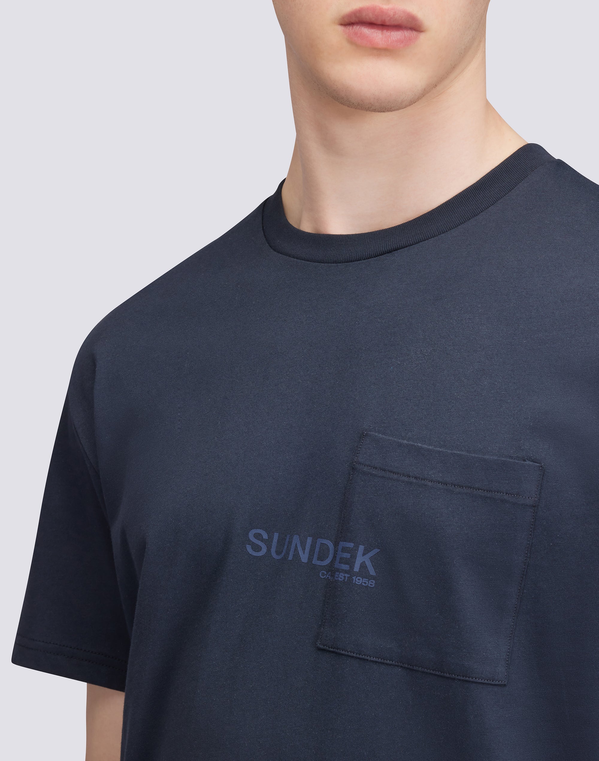 T-SHIRT CON TASCA E STAMPA - Image 4