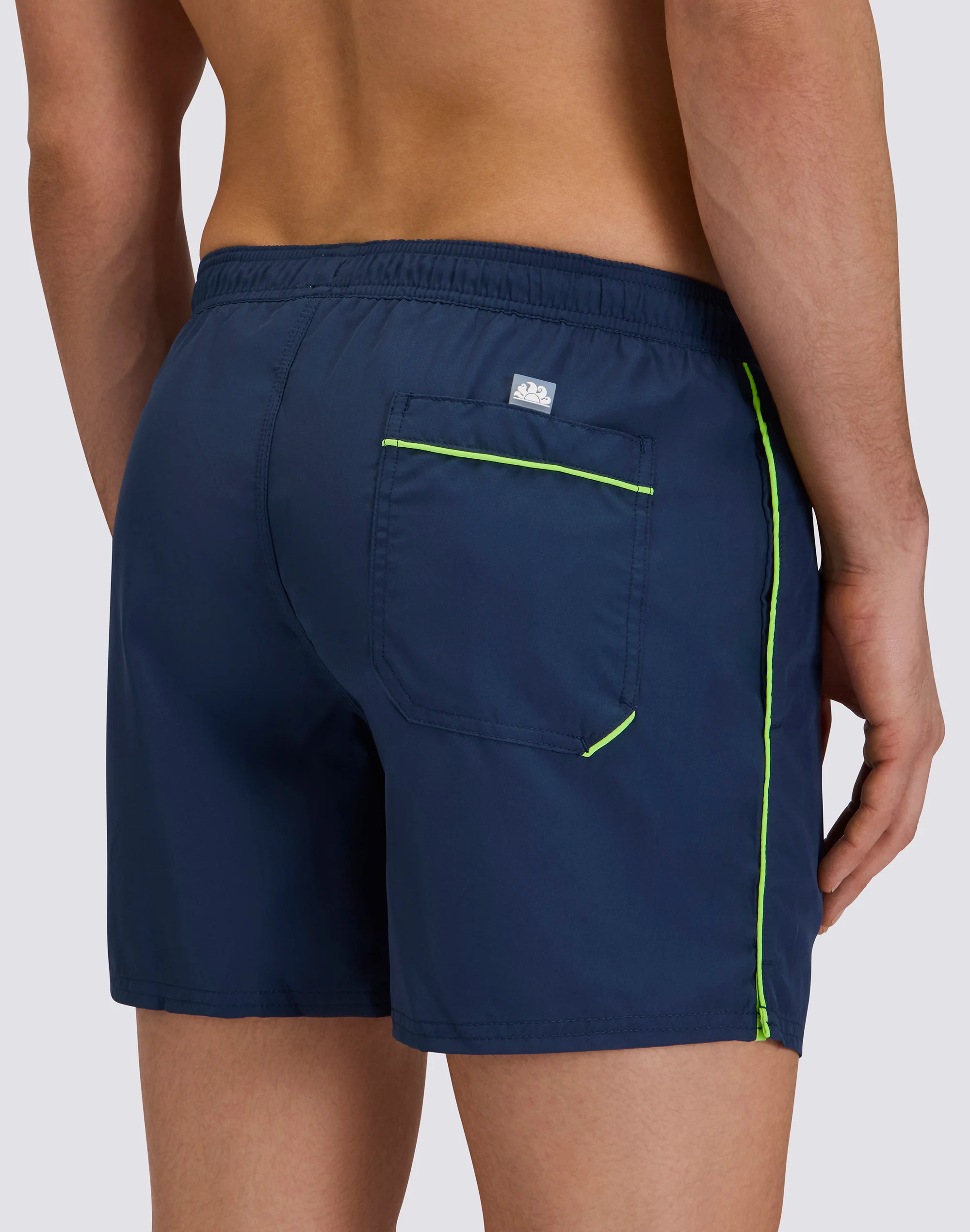 COSTUME DA BAGNO UOMO CORTO VITA ELASTICATA CON PIPING A CONTRASTO IN POLIESTERE RICICLATO REPREVE® - Image 4